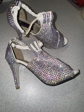 Silver Slippers Studded Jeweled Custom Design Heels Women’s Size 38 4” Heel 7.5